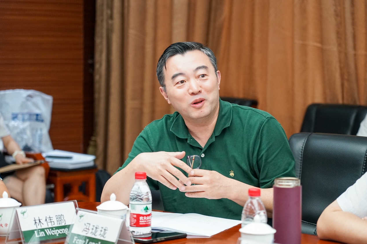 桌子前坐着穿蓝色衣服的男子中度可信度描述已自动生成 桌子前坐着穿蓝色衣服的男子中度可信度描述已自动生成
