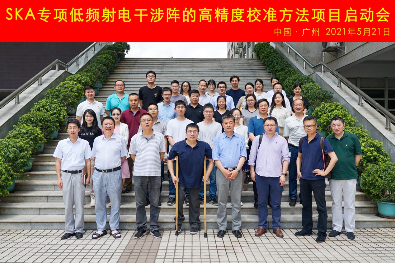 一群人站在一起描述已自动生成 一群人站在一起描述已自动生成